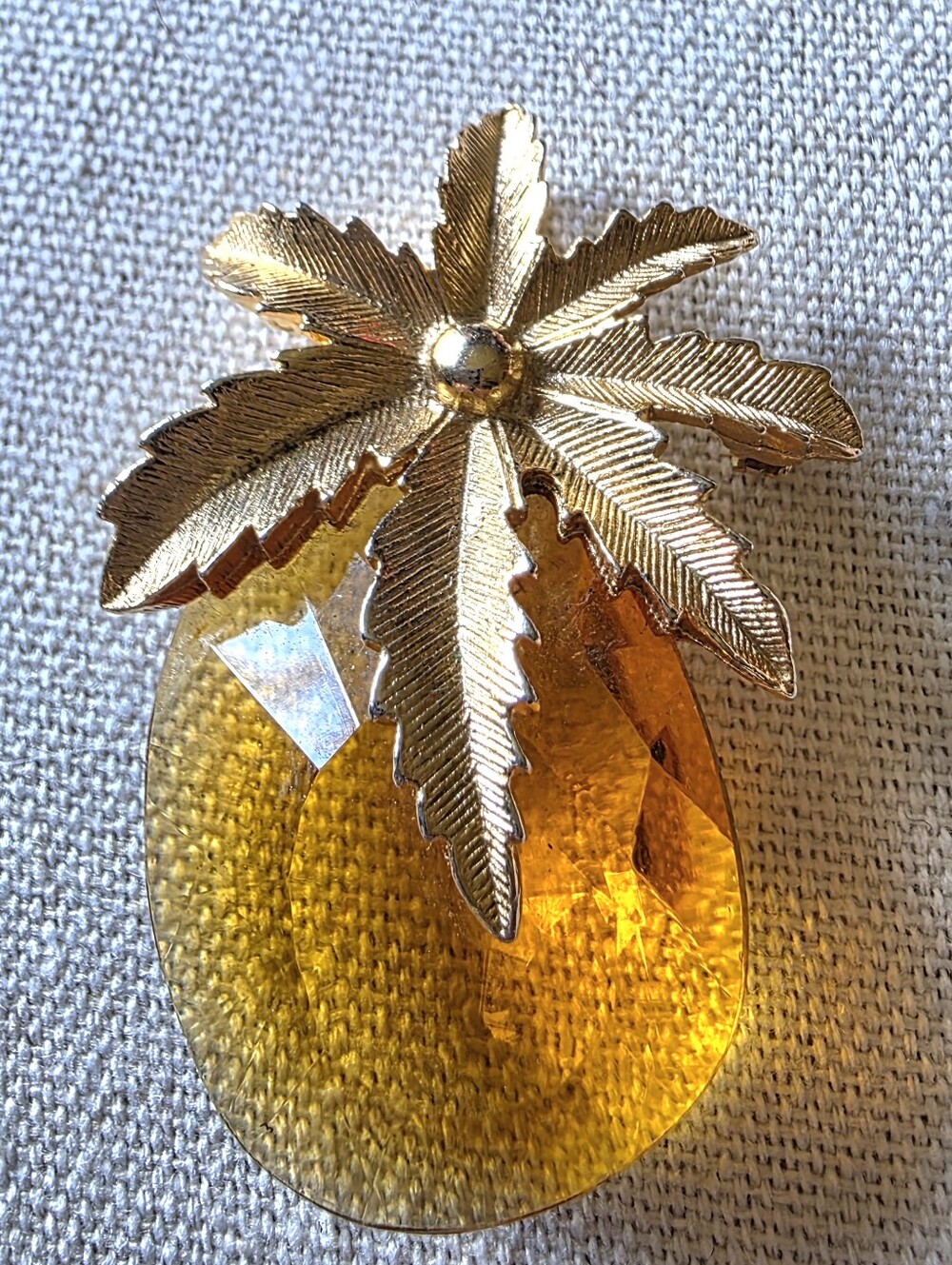 VINTAGE SARAH COVENTRY AUTUMN HAZE TOPAZ FACETED GLASS PINEAPPLE GOLDTONE BROOCH